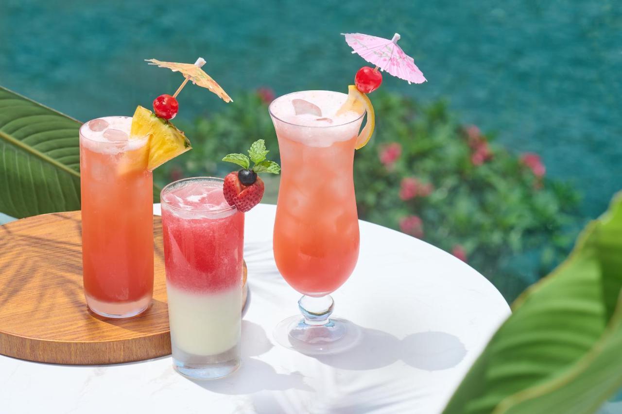 The Fullerton Ocean Park Hotel Hong Kong Extérieur photo A variety of tropical drinks