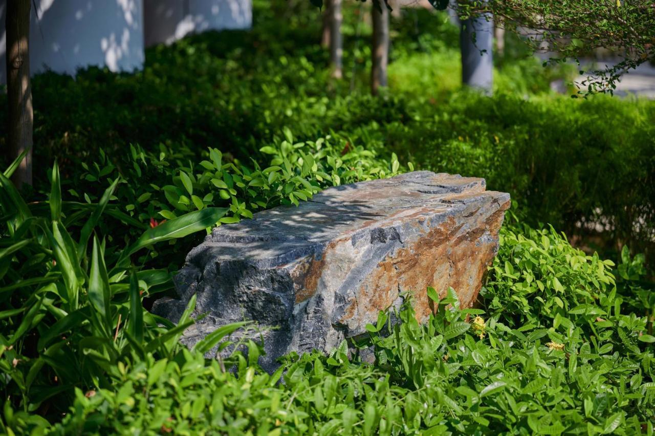 The Fullerton Ocean Park Hotel Hong Kong Extérieur photo The stone at the site of the first mass